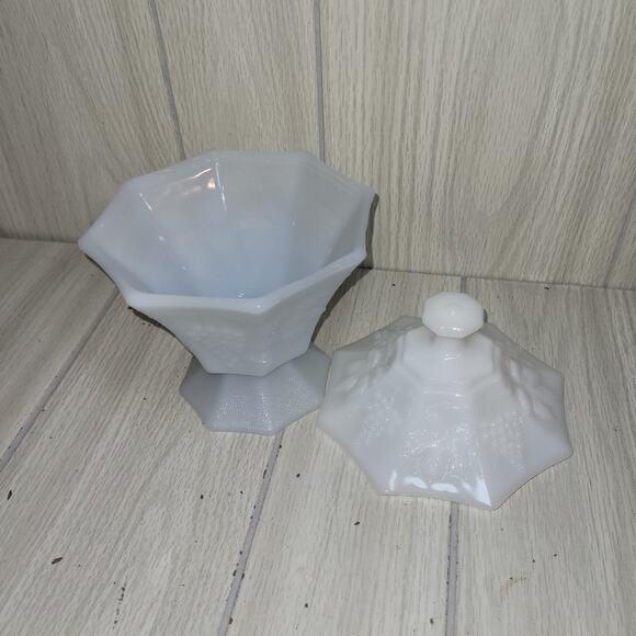 Vtg 40s White Milk Glass Footed Candy Dish W/Lid Grape Desighn Cottagecore - Picture 3 of 7